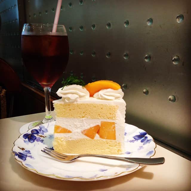 志摩有子さんのインスタグラム写真 - (志摩有子Instagram)「銀座で打ち合わせ。 季節のショートケーキはマンゴー。昼下がりのこの時間、千疋屋はマダムでいっぱい。」6月24日 15時53分 - ariko418