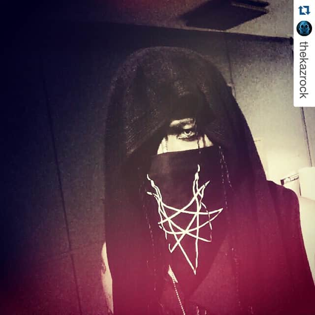 のインスタグラム：「これが正しい使い方です  #Repost @thekazrock ・・・ Sads名古屋本番前。 新たに発売されたニューグッズのバンダナを巻いております。 名古屋スゲー良いライブだった。 次は大阪。 更に上にねψ(｀∇´)ψ」