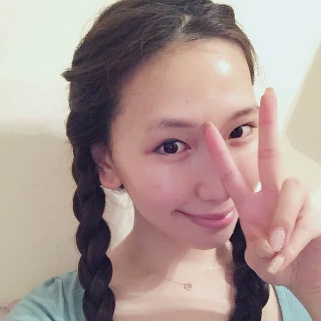 佐山愛のインスタグラム：「#編み込みおさげ #昭和の女子中学生とか言わないで #パーマの持ちを良くするためにやってるよ #あとよく聞かれるけどアイラインひいてるんじゃなくてアートメイクだからすっぴんでもこうなんです」