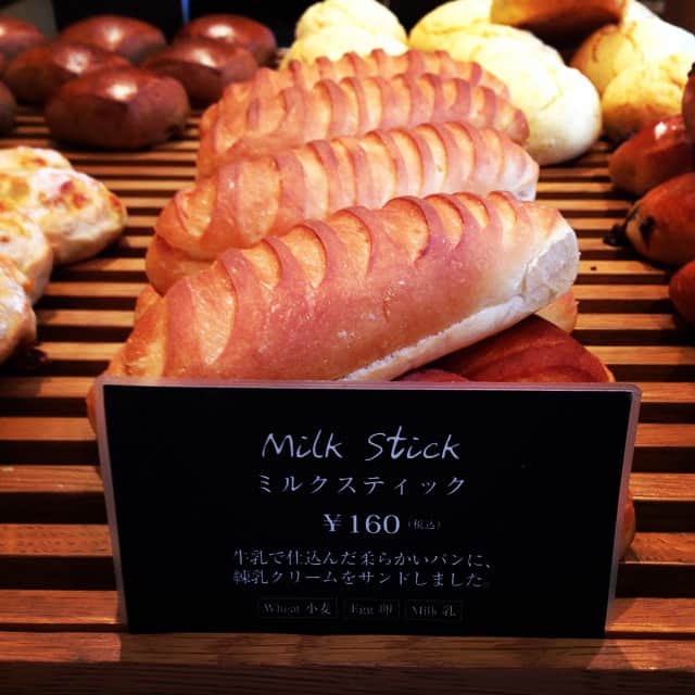 志摩有子さんのインスタグラム写真 - (志摩有子Instagram)「今朝はここからスタート。みんな大好きミルクスティックを大量購入。パンの柔らかさと練乳クリームのバランスが絶妙♡ #CLASSY. #magazine #shooting #GM #bread #いつでも食べたい #絶品」6月26日 9時00分 - ariko418