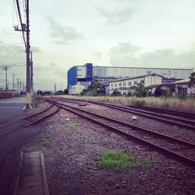 志摩有子さんのインスタグラム写真 - (志摩有子Instagram)「秋物ロケ中。ポツポツきた☔️😂 #CLASSY. #magazine #shooting #引き込み線」6月26日 12時37分 - ariko418