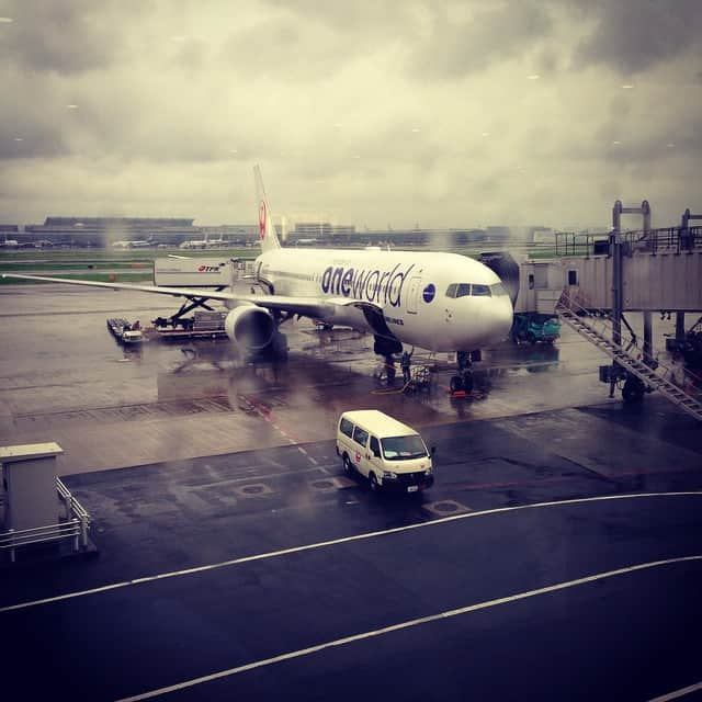 志摩有子さんのインスタグラム写真 - (志摩有子Instagram)「無事にロケも終わり、雨の羽田空港。大学生の入学式以来、初の旭川へのパトロールに出発✈️ #JAL #oneworld #悪天候以来の #新機種 #LED搭載 #レザーシート #広々 #快適な空の旅 #待ってろよ #わくわく」6月26日 17時32分 - ariko418