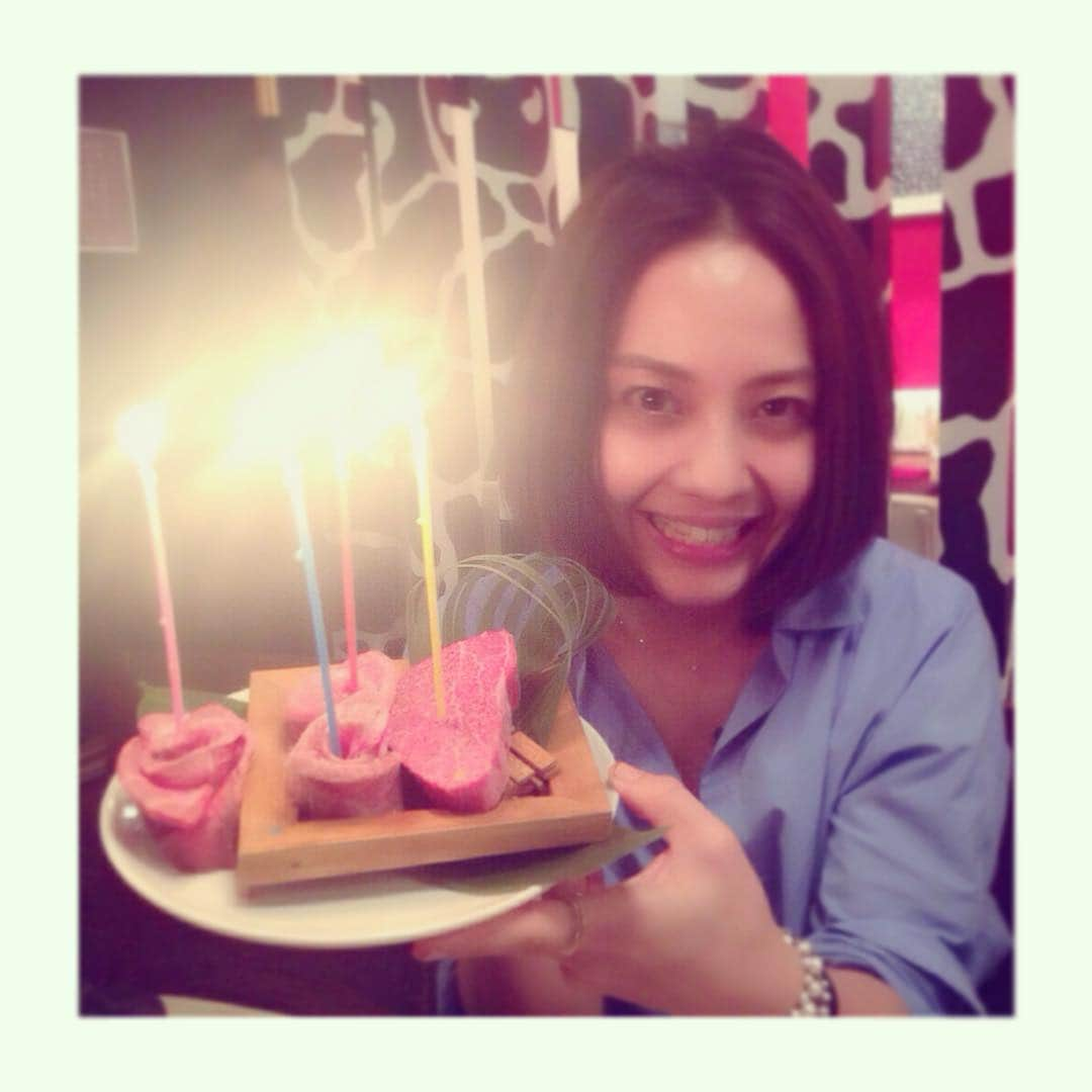 菊池かずみさんのインスタグラム写真 - (菊池かずみInstagram)「HBD!!!!! 29歳だからニクケーキね♡  #HBD #29歳 #肉ケーキ #蛭井千夏 #スタイリスト #中学の同級生 #部活も一緒 #同じ業界で頑張ってます」7月11日 21時40分 - kikku726