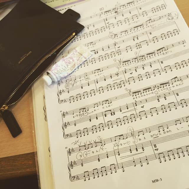 笛木優子のインスタグラム：「あ、、あぁああ、、 楽譜が読めないのはキツイ😭😱 🎹🎶 小さい時習ったピアノも性に合わなくて（笑）すぐやめたしなあー😫 いつの日かのためのボイトレを再開したはいいけど、読めないから全部耳で覚えなくてはいけない、、 ピアノが弾けたらなあ、、の今日この頃です😅🎼 みなさん、よい週末を😊」