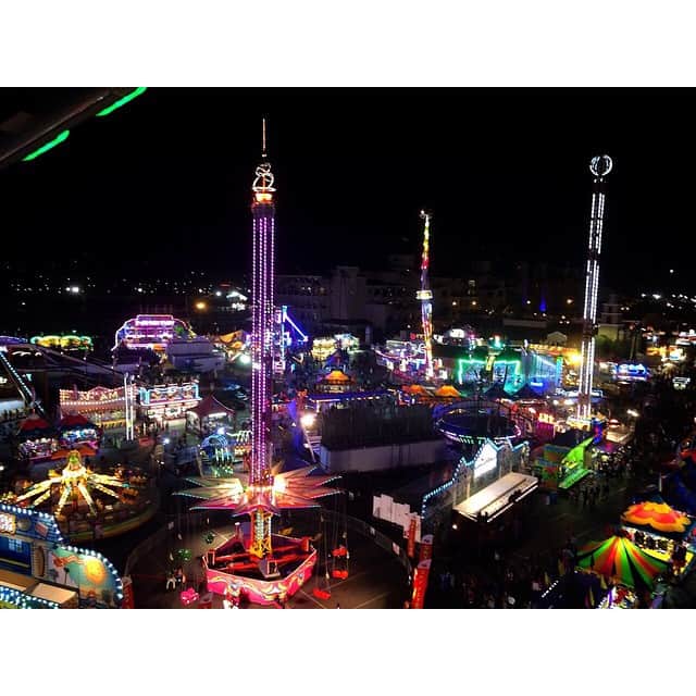 吉田沙織のインスタグラム：「夜中まで楽しめる遊園地😊💕 1ヶ月限定の遊園地😊✌🏻️💕 観覧車がビュンビュン回る！笑  #countyfair #sandiego」