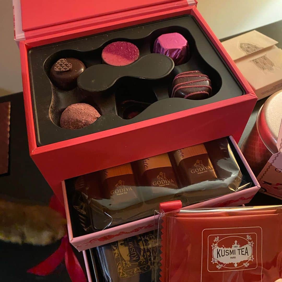 沙田瑞紀さんのインスタグラム写真 - (沙田瑞紀Instagram)「毎年 「バレンタイン　手作り　簡単」 で調べては不思議なお菓子が出来上がり、なんの文句も言わず美味しいと食べてくれる夫。 もはや食べる人の器の大きさが試される...？行事になりつつある。  今年はGODIVAのキットで史上最高のガトーショコラを作る✌️  紅茶なども引き出しに入った限定ボックス、宝石のようなチョコたちも一緒に頂く。ボックスのやつは一個食べられたので不完全な状態の写真です🤳  #godiva #バレンタイン」2月12日 21時20分 - mizuki_masuda