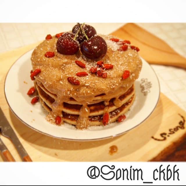 ソニン クッキングさんのインスタグラム写真 - (ソニン クッキングInstagram)「Who doesn't crave Pancakes after seeing it!?😝 🍌Banana low-fat pancakes🍒 💙ripped Banana 💚Buckwheat flour 💛Spelt flour 💜Soy milk ❤Apple cider vinegar 💙Baking powder 💚Cinnamon 💛Vanilla extract 💜Dates ❤Maple syrup 💙Peanut butter 💚Goji berries 💛Coconut flakes 💜Cherry  #HCLF#AlmostGF#HCLFPancakes#BananaPancakes#VeganPancakes#LowFat#LowFatPancakes#IDidntUseAnyOilForBatter#LittlePBforSauce#ICouldntEatAllOfIt#SmallEater#1/3madeMeFull #GuiltFree! #SonimBaking #ヴィーガンパンケーキ#バナナパンケーキ#グルテンフリー#オイルフリー#精製砂糖不使用#メイプルシロップだけ#卵不使用#乳製品不使用#塩分無し#誰がこれを見てヘルシーパンケーキだと想像できますか？#まだ研究中#でもかなりのクオリティ！#太る要素や負担要素のない美味しいスイーツは可能なのです！」6月28日 19時59分 - sonim_ckbk