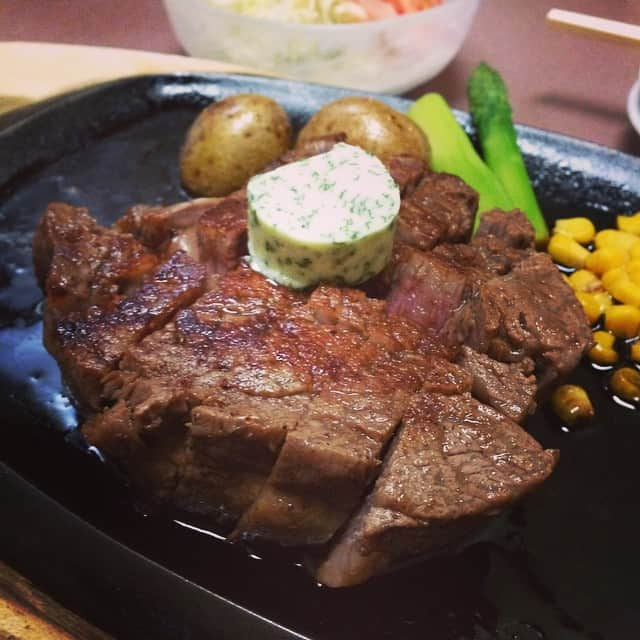 志摩有子さんのインスタグラム写真 - (志摩有子Instagram)「奮発してヒレステーキも。普段の粗食を補うこれでもかの肉祭り^ ^ パセリバターがいい感じ。 #肉祭り #ヒレステーキ200g #男子の夢 #もちろん完食 #すみませんひとりっ子なもので #旭川備忘録 #」6月28日 20時48分 - ariko418