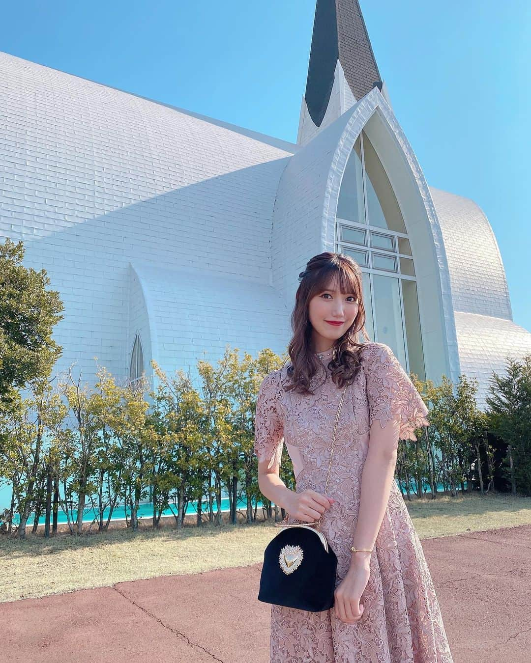 田中菜津美さんのインスタグラム写真 - (田中菜津美Instagram)「👰‍♀️💗 ずっと応援してくれてるファンの子の 結婚式に参加しに名古屋に行ってきました❣️ ドレスはこんな感じ👗💗 . びっくりするくらい天気がよくて 雲一つない青空でした☀️ . 一生に一度の晴れの舞台に 立ち会えてよかった💗 . #結婚式コーデ #結婚式 #結婚式ヘアアレンジ  #ヘアアレンジ #ハーフアップ #結婚式ドレス #名古屋  #アンジェローブ #hairarrange」2月28日 21時08分 - natsumitanaka_0810