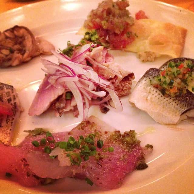 志摩有子さんのインスタグラム写真 - (志摩有子Instagram)「旭川も美味しいけれど、東京もやっぱり美味しい。旦那さまのリクエストによりケ•パッキア。江戸前のお寿司屋さん並みの仕事をした旬の魚介盛りだくさんの前菜。 #晩ごはん #初夏 #イタリアン  #大学生も今夜は自炊でパスタらしい @shun_0117 #以心伝心」6月29日 21時54分 - ariko418