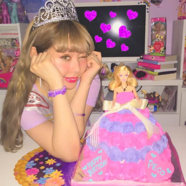 オクヒラテツコ（ぺこ）さんのインスタグラム写真 - (オクヒラテツコ（ぺこ）Instagram)「My Birthday🎂💖 6月30日で20歳になりました！ついに20代になってしまった〜〜😂😂Lol でも本当にたくさんの方のおかげで、最高に幸せなスタートです💜たくさんのメッセージ本当に本当にありがとうございます😭🙏💕 そしてりゅうちぇる、かわいすぎるケーキ本当にありがとう・・・👸🏼💜 #birthday #barbie #cake」6月30日 0時40分 - pecotecooo