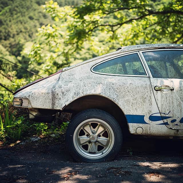 啝 （わ）さんのインスタグラム写真 - (啝 （わ）Instagram)「Abandoned Porsche #abandoned #廃墟 #urbex #廃車 #草ヒロ」6月30日 1時34分 - neji_maki_dori