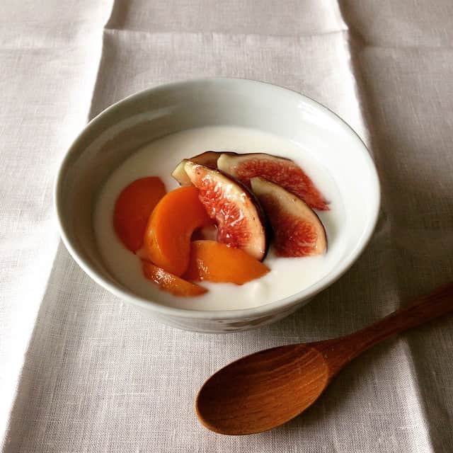 志摩有子さんのインスタグラム写真 - (志摩有子Instagram)「久々にのんびりな朝。このところ外食続きだったのでフルーツをたっぷりと。ハーコットなる生食用の杏と出始めの無花果。ホワイトバルサミコと蜂蜜と軽く和えてヨーグルトに。 #GM #初夏 #朝フルーツ #おめざ」6月30日 9時08分 - ariko418