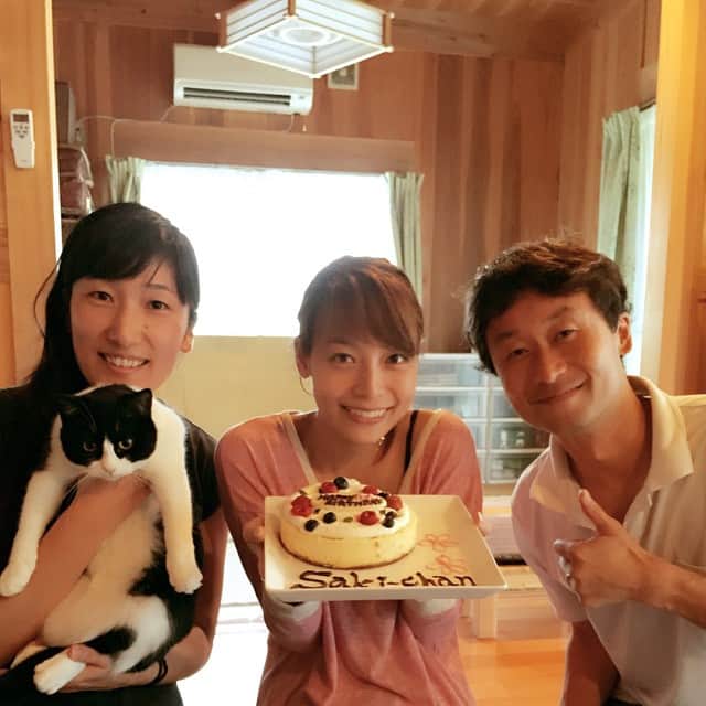 相武紗季のインスタグラム：「ダイビング終わりですっぴんぴんですが😅いとぅー家でお祝いまでしてもらっちゃったー😍実は常連な私。でもまさかのサプライズ！！ 屋久島は自然はもちろん、人も素敵✨ 愛がいっぱいの旅行になりました。皆ありがとう❤️❤️」
