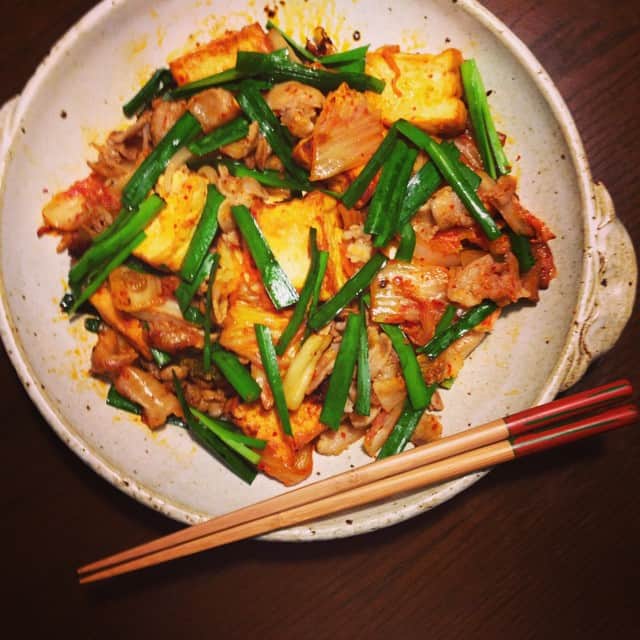 志摩有子さんのインスタグラム写真 - (志摩有子Instagram)「あとは豚キムチ。厚揚げを入れるのが我が家流。 #晩ごはん #豚キムチ #すみません #やっぱり作りすぎ #でも白飯によくあう」6月30日 21時33分 - ariko418