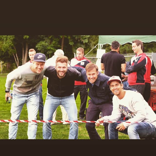 スベン・シプロックのインスタグラム：「#friend #relegation #fun #sun #elfmeterschiessen #wetten #königkoiahnungvonwetten  @janinho91」