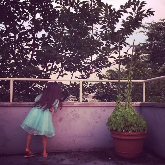 高岡早紀 さんのインスタグラム写真 - (高岡早紀 Instagram)「「お空がピンクよ」って娘ちゃんが… 誘われて屋上へ。。 こんな日常がとても好き。」7月1日 19時18分 - saki_takaoka