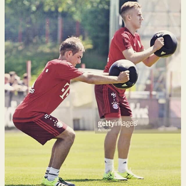 シナン・クルトのインスタグラム：「First training session 👍🏻✔️⚽️」