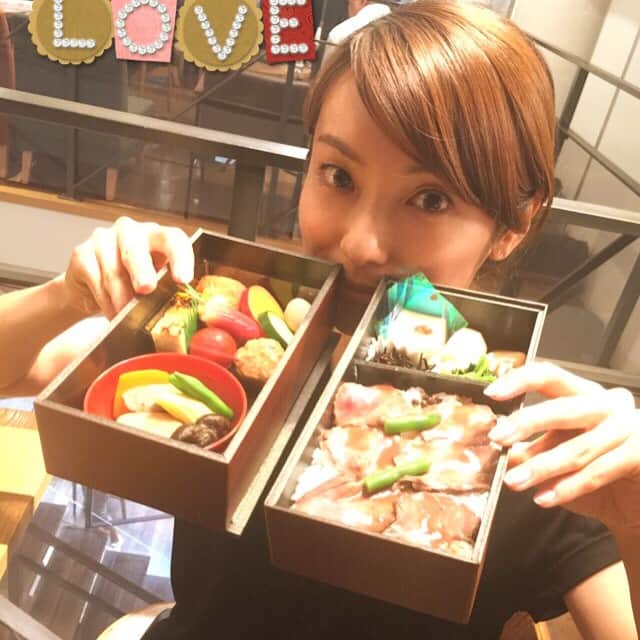 内山理名さんのインスタグラム写真 - (内山理名Instagram)「ローストビーフ弁当♡ テンション上がりました。ちょうどね、ローストビーフ食べたいなぁと思っていたところ。タイミングよく食べたいものがお弁当に入っていた時小さな幸せ！」7月2日 16時53分 - rinauchiyama_official
