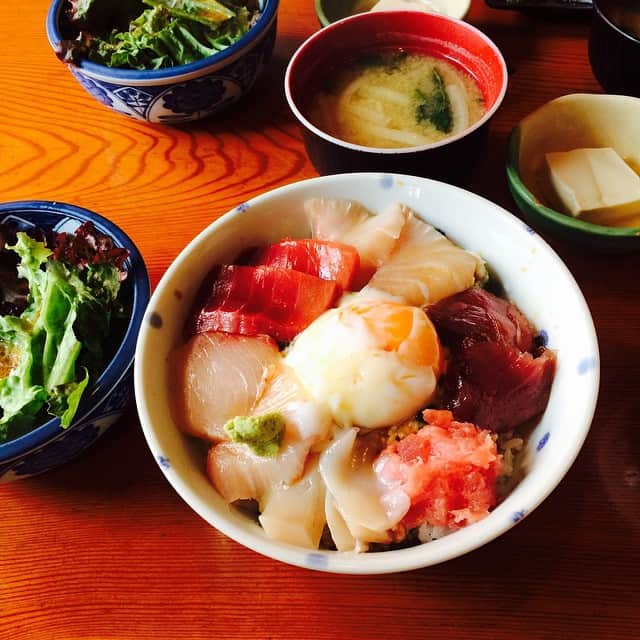 notariのインスタグラム：「ランチにおすすめの、神泉駅近くの「和田丸」。名物ねばねば丼は一度食べると、後引くおいしさです！ http://s.tabelog.com/tokyo/A1303/A130301/13002065/ #shibuya #shinsen#tokyo#japan#lunch#seafood」