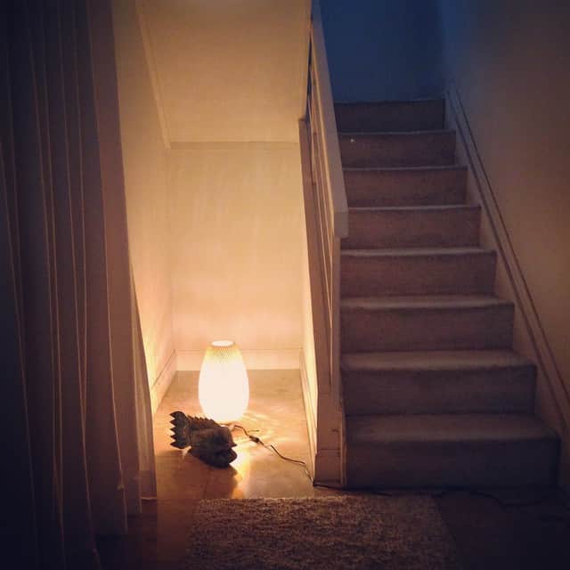 志摩有子さんのインスタグラム写真 - (志摩有子Instagram)「家に帰ってきたら、玄関がムーディーになっていた(o_o) #sweethome #interior #entrance #IKEA #間接照明 #ヴィンテージハウスM #旦那さんの仕業 #ヴィンテージハウス_m」7月2日 17時49分 - ariko418