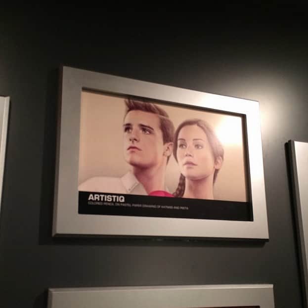 Casのインスタグラム：「One of my drawings is being featured in The Hunger Games Exhibition in NYC! If you're there, stop by the gallery and check it out! 😊」
