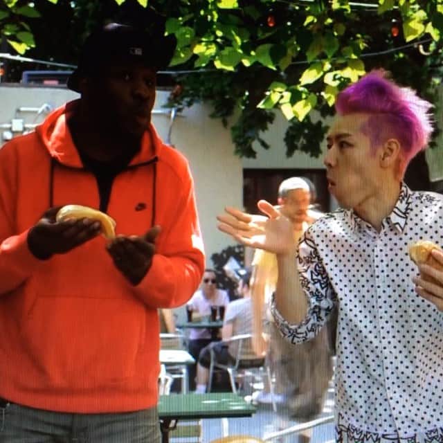 小林尊のインスタグラム：「@erickellylife and Me  https://sports.vice.com/en_us/video/how-to-eat-hot-dogs-with-kobayashi 🎥 by @vicesports  ホットドッグの食べ方 👽👽👽 #solomonmethod #ソロモンメソッド #hotdogcontest #competitiveeater #competitiveeating #takerukobayashi #フードファイター #フードファイト #小林尊」