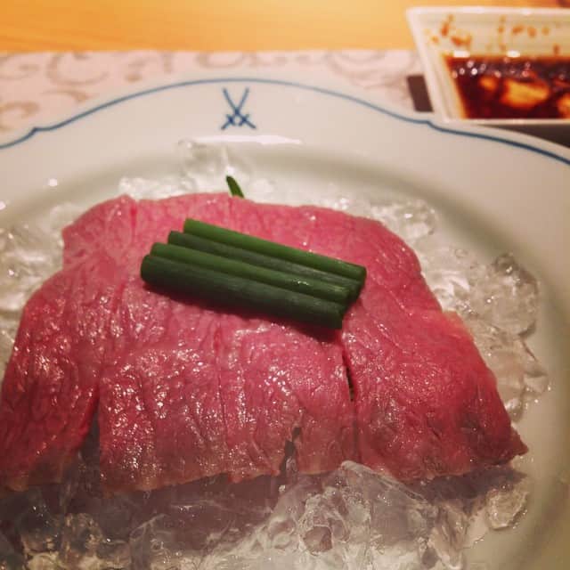 志摩有子さんのインスタグラム写真 - (志摩有子Instagram)「今週は土日も撮影。さすがに疲れたのでお肉でパワー注入。 サーロインの冷しゃぶ。 #晩ごはん #meat #絶品 #一気に元気に」7月4日 21時30分 - ariko418