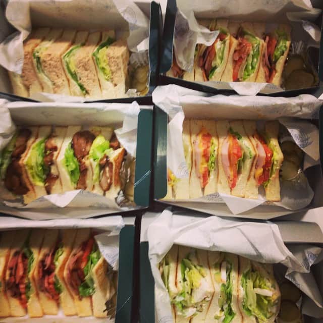 志摩有子さんのインスタグラム写真 - (志摩有子Instagram)「遅めの昼ごはんは久々にホームワークスでサンドイッチをデリバリー。アボカド＆シュリンプ、照り焼きチキン、グリルドハム＆チーズ、BLT…etc. いろんな種類を頼んでみんなでシェア。 #lunch #sandwitch #delivery #Homeworks #サンドイッチパーティ #パンはトーストする派」7月5日 14時41分 - ariko418