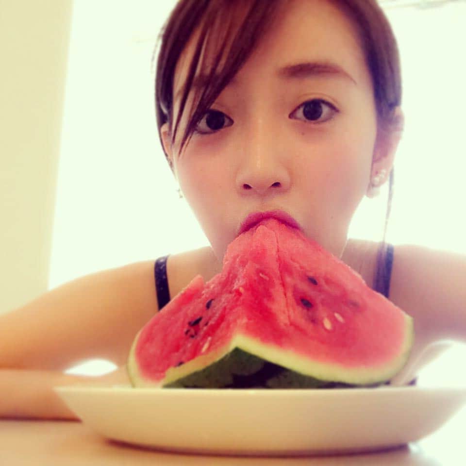 泉里香さんのインスタグラム写真 - (泉里香Instagram)「🍉スイカの季節です🍉 #今日の朝ごはん #スイカ でかくね？ #もぐもぐ ŧ‹"((｡´ω`｡))ŧ‹" 🍉🍉🍉🍉🍉🍉🍉🍉🍉🍉🍉🍉🍉🍉」7月5日 15時24分 - rika_izumi_