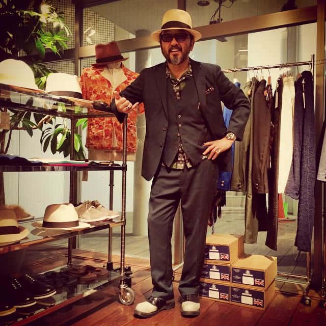 のインスタグラム：「スーツ、ソイホー☝  スリーピーススーツ #District  #UNITEDARROWS  チエックシャツ #TENDERLOIN  ハット #KIJIMATAKAYUKI  サドルシューズ #GEORGECOX #TheStylistJapan  眼鏡 #白山眼鏡  お店？ 仕事場です🎩 #大久保篤志」