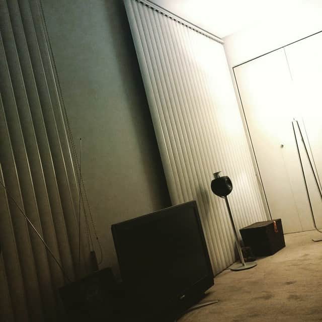 志摩有子さんのインスタグラム写真 - (志摩有子Instagram)「今夜もまたいつのまにか寝落ち… #GN #気絶 #ソファからの眺め #最近の定位置 #ヴィンテージハウスM #ヴィンテージハウス_m」8月5日 2時10分 - ariko418