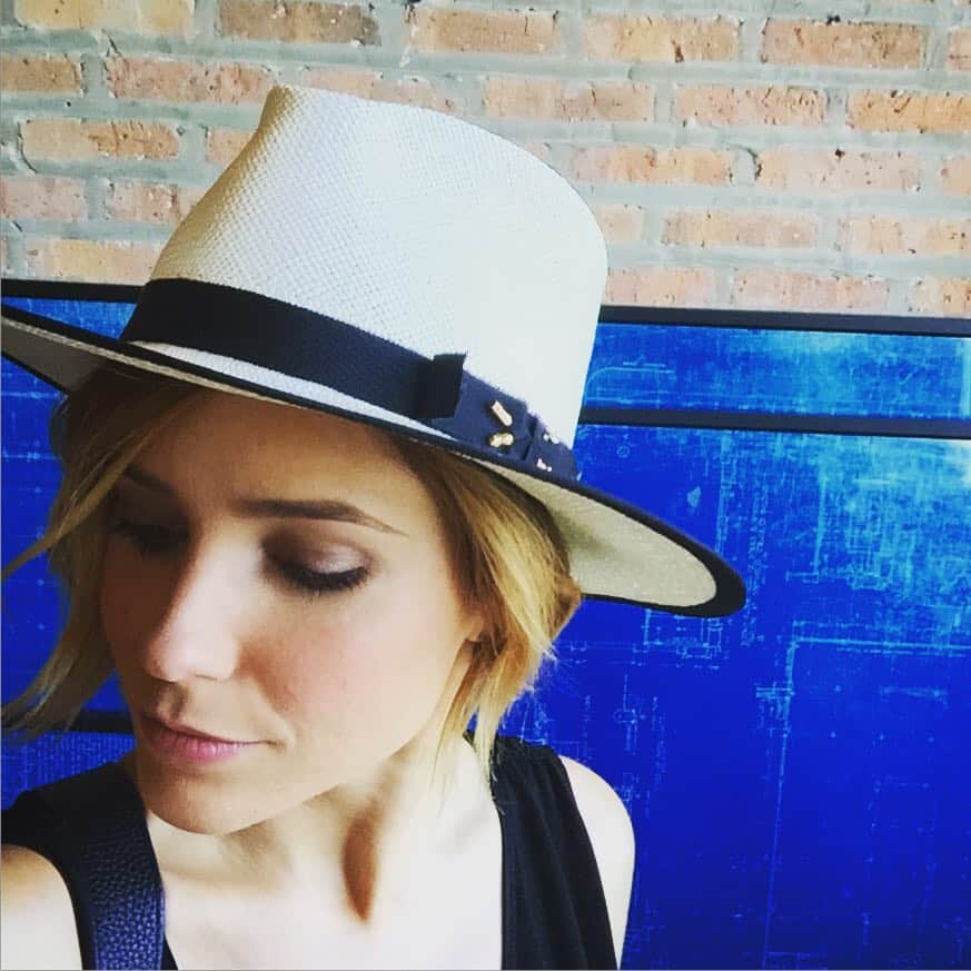 ソフィア・ブッシュさんのインスタグラム写真 - (ソフィア・ブッシュInstagram)「for every sweet human at #Lollapalooza asking about my hat today -- thank you!! -- and it was made by my visionary angel friend @gladys_tamez_millinery. The hat pins are from my other sweet beauty @lskyejewelry. And they deserve all the credit for my #festivalstyle 💁🏼 #MyFriendsAreSuperTalented #TheyMakeMeLookGood #AndKeepMeFromGettingSunburned #Blessed」8月1日 13時24分 - sophiabush