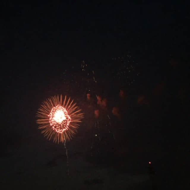 のインスタグラム：「#花火 🎆 #今年初 #綺麗 #夏 #意外と近い」