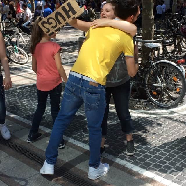 のインスタグラム：「When in Frankfurt, you hug for free. 😃 why not!」