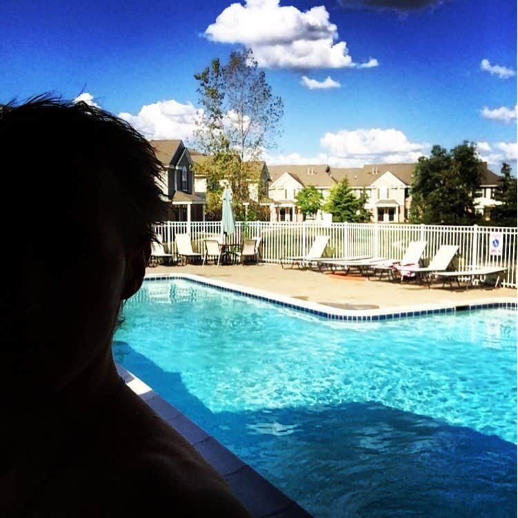 マックス・リンドホルムのインスタグラム：「Now that Is recovery at it's best! #weekend #pool #ikebabteam #kanervorukkiin <-- vai mitä mieltä on @jussiville」