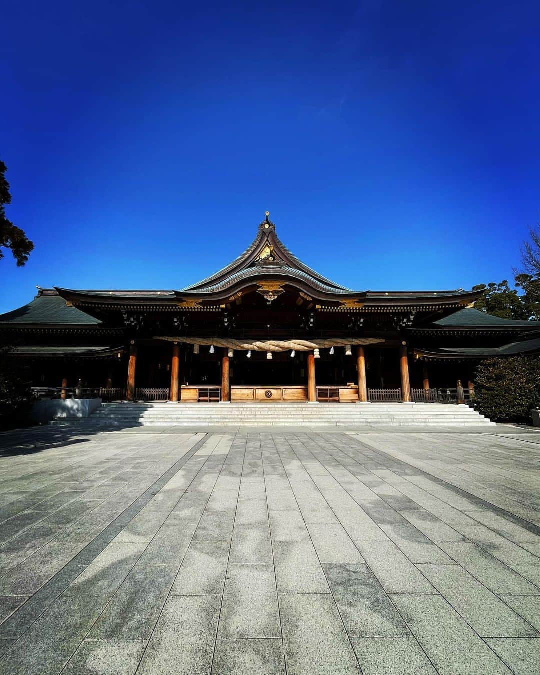 樽美酒研二さんのインスタグラム写真 - (樽美酒研二Instagram)「今日のランニングのゴールは寒川神社⛩ お祓い、方位除けというものをやってみました✨ 飛躍とか要らないのでほんの少しでも良い年になればそれだけで充分でございます🙏」3月12日 13時22分 - ketsu.no.kamisama