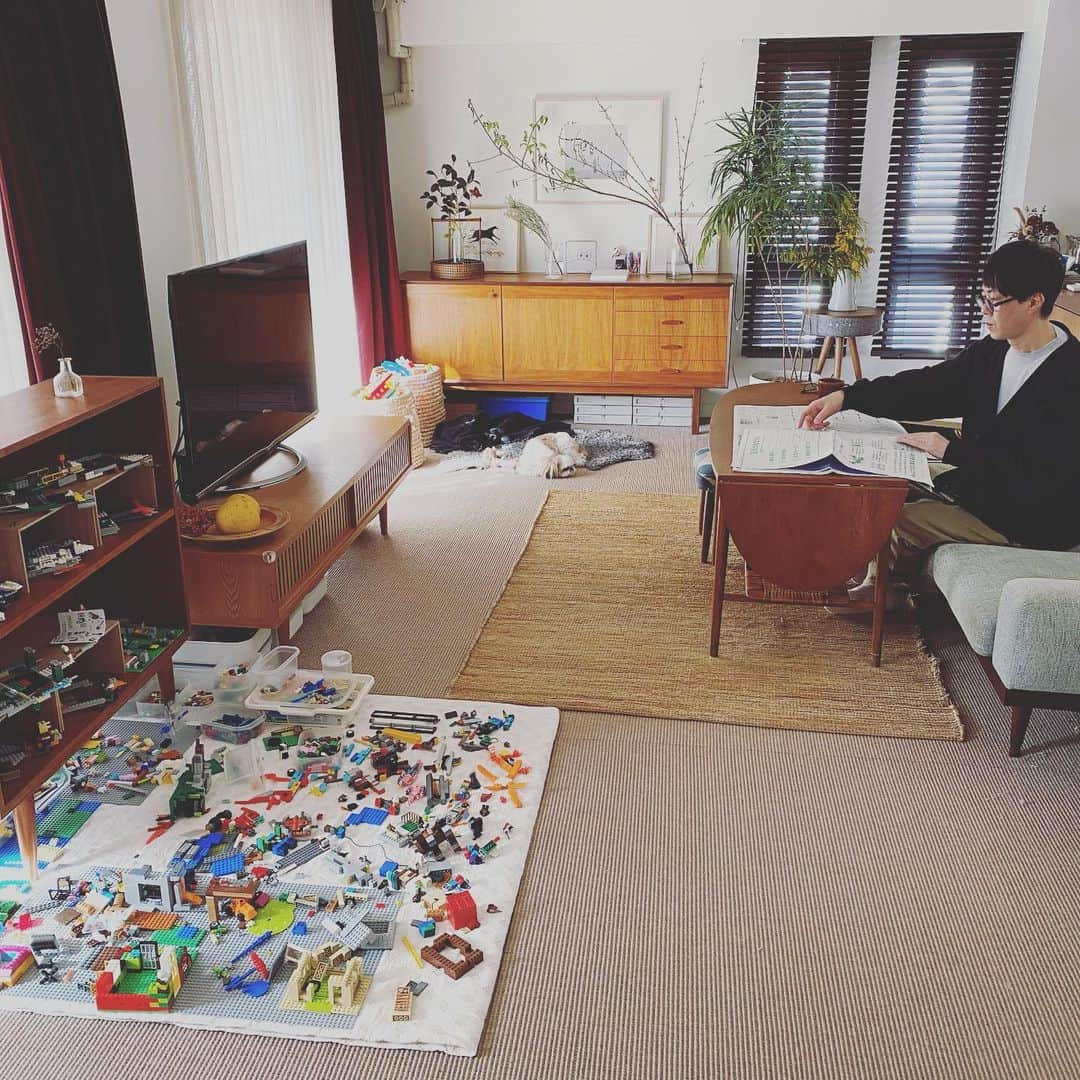 浜島直子さんのインスタグラム写真 - (浜島直子Instagram)「子供部屋をまだ作っていない我が家にとって、リビングが遊び場になるのは、そりゃそうだよね😂 ごめんごめん。 ということで、息子が作ったレゴの作品を飾る棚をみんなで探しに行き( @haluta_tokyo で買いました)、相談して白い布を敷き、「レゴスペース」を。 大喜びで自分で飾り、初めてできた「自分だけのスペース」で、夢中でレゴで遊んでます😎 そして綺麗好きな旦那が「あー、やっと落ち着いて新聞が読める」と😆 ピピちゃんも大好きなフワフワの上で寝れてよかったよかった🥰 ・ #ちなみに4枚目の写真は #レゴスペースが無い時の状態🤣😱🙈 #リビング #みんなで #心地よく #過ごしたい #大人も子供も動物も」3月13日 9時57分 - hamaji_0912