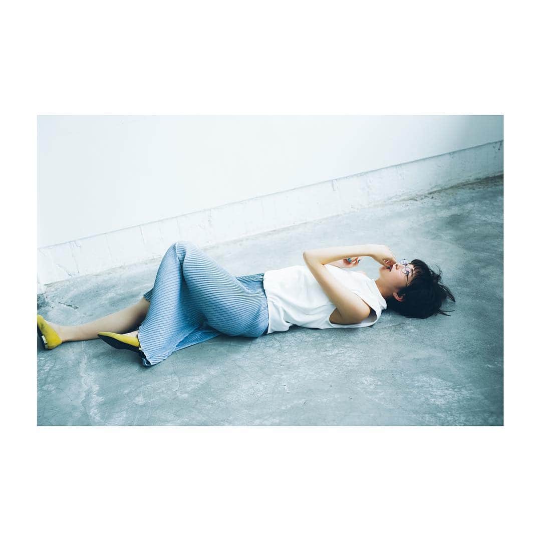 三瓶康友さんのインスタグラム写真 - (三瓶康友Instagram)「Shiori Sato, Tokyo June 27, 2015 床ごろん。 #Canon #Canon6D #EOS6D #佐藤栞里 #床ごろん #目線なし #mywork」8月4日 6時44分 - sampeism