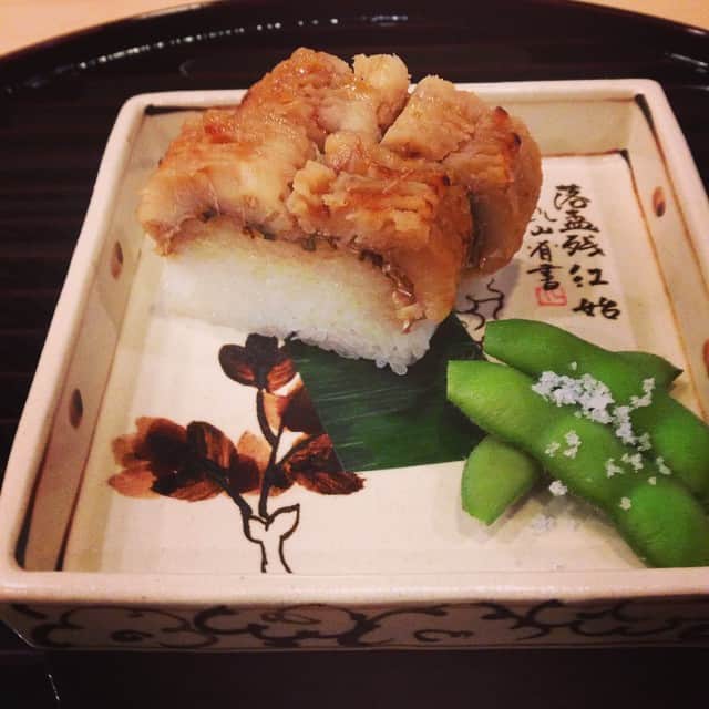 志摩有子さんのインスタグラム写真 - (志摩有子Instagram)「今宵は大人の新橋。 夏の和食もいいですなあ。 鱧の押し寿司からスタート。 #夏 #和食 #京味の系譜」8月4日 23時28分 - ariko418