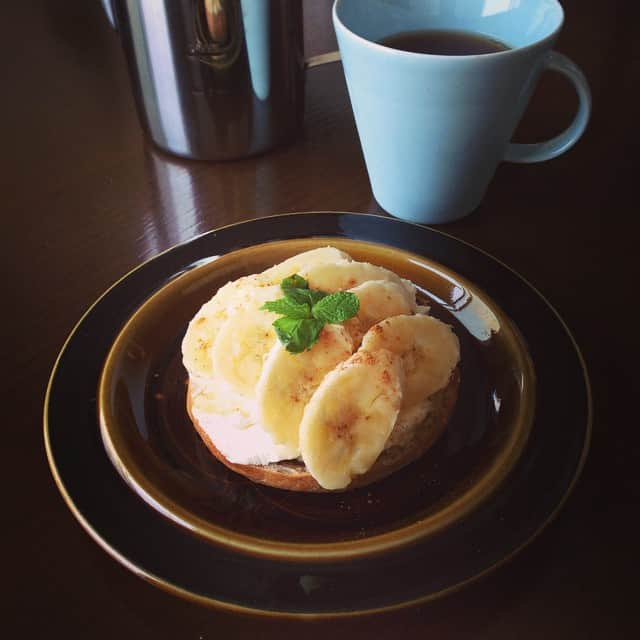 志摩有子さんのインスタグラム写真 - (志摩有子Instagram)「朝から快晴の日曜日。和っしょいのシナモンレーズンベーグルにクリームチーズとバナナに蜂蜜たらり。 「ボクらの時代」を観ながら、朝から新井浩文を楽しめる幸せ♡やっぱりいい人♡ 今日はこれから料理教室♪ #GM #sunday #breakfast #bagel #ベッカライ和っしょい #思った通りモチモチ」7月12日 8時15分 - ariko418