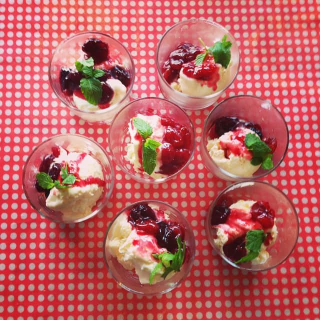 志摩有子さんのインスタグラム写真 - (志摩有子Instagram)「デザートはセミフレッドのチェリーソースかけ。今日も楽しく、そして美味しい時間を過ごせて感謝。 #初夏 #料理教室 #dessert #sweets #cherry #小さなジャム鍋も入手 @likelikekitchen #likelikekitchen」7月12日 14時45分 - ariko418