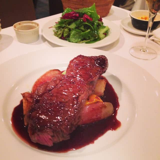 志摩有子さんのインスタグラム写真 - (志摩有子Instagram)「アンガス牛のステーキどーん！ 絶妙の焼き加減にうっとり😍 赤ワインソースでペロリと完食。 #sunday #diner #steak #予約の取れないレストラン」7月12日 20時48分 - ariko418