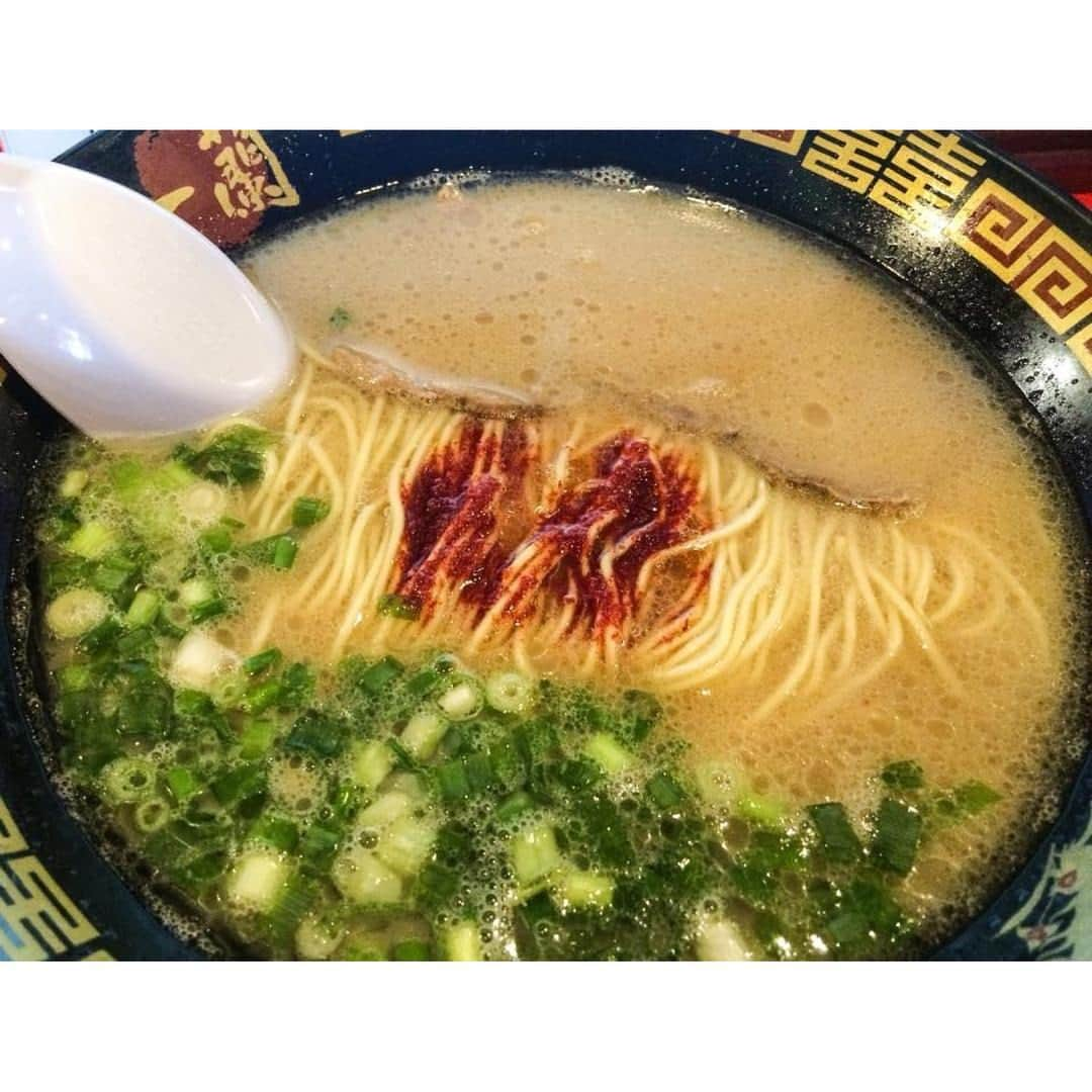 Washoku (和食) Japanese Foodのインスタグラム：「. 'Ichiran' is a very #famous '#Tonkotsu #Ramen' #restaurant, and one of the most #popular among foreigners. The thick and rich soup, coupled with the thin #noodles are a must-try.  What makes this restaurant special is that everyone has their own 'private' space to eat, and you can make almost any changes to your ramen. That includes the richness of the soup, the hardness of the noodles, added toppings, etc.  Have you tried it before?  Photo: Ichiran  #japanesefood #Japan #japanese #washoku #nofilter #soup #一覧 #ラーメン #和食 #日本食 #ランチ #lunch #food #amazing #delicious」