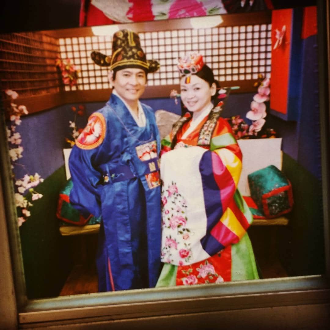 服部ひで子のインスタグラム：「韓国の仁寺洞(ｲﾝｻﾄﾞﾝ)を歩いていると、いつもこんな素敵な写真に出会えます……(*^。^*)♪ほっこり☆ #新喜劇 #内場勝則 #未知やすえ  #理想の夫婦 #韓国 #仁寺洞」