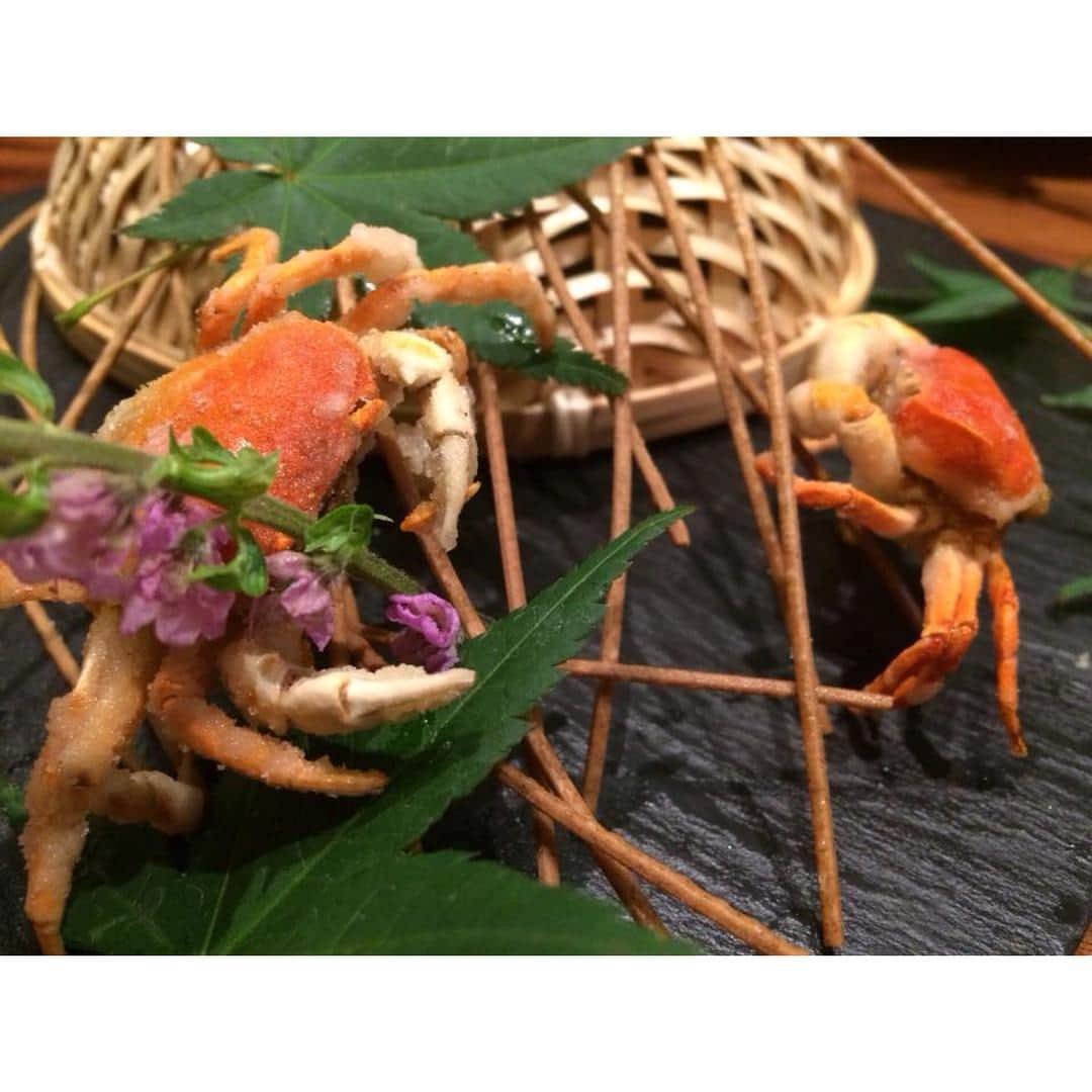 Washoku (和食) Japanese Foodのインスタグラム：「I think you might be surprised looking at this. These are deep-fried #Japanese freshwater #crabs. They are bite-size #crab with #crispy shell and tasty meat. #Yummy!! Photo: #Hachibei Solaria Plaza @yakitori_hachibei  #washoku #friedfood #delicious #food #japanesefood #original #crabe #weirdstuff #和食 #カニ #美味しい #揚げ物 #八兵衛」