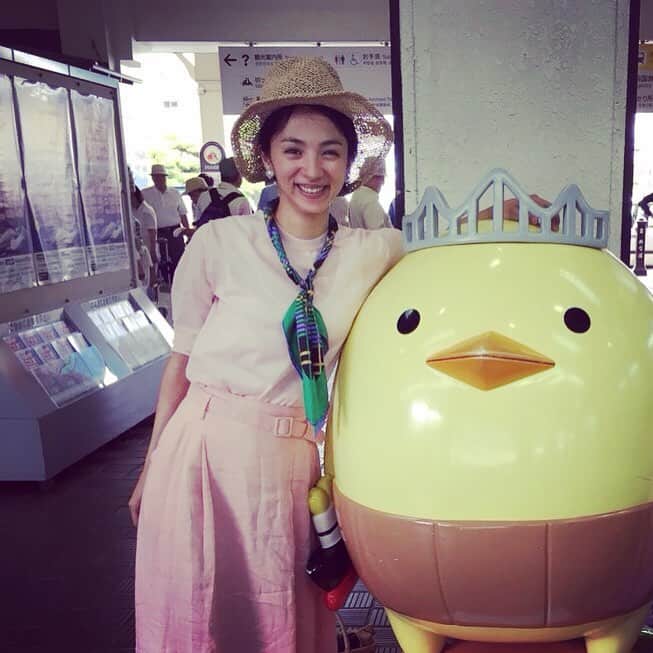 満島ひかりのインスタグラム：「黄色い生き者ちがい この写真に写ってる人、みんな帽子かぶってるな。暑いからな。 #内子座」