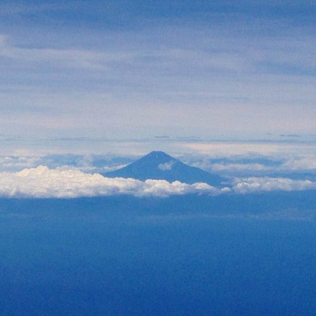 満島ひかりのインスタグラム：「ぴょこん #雲の上」