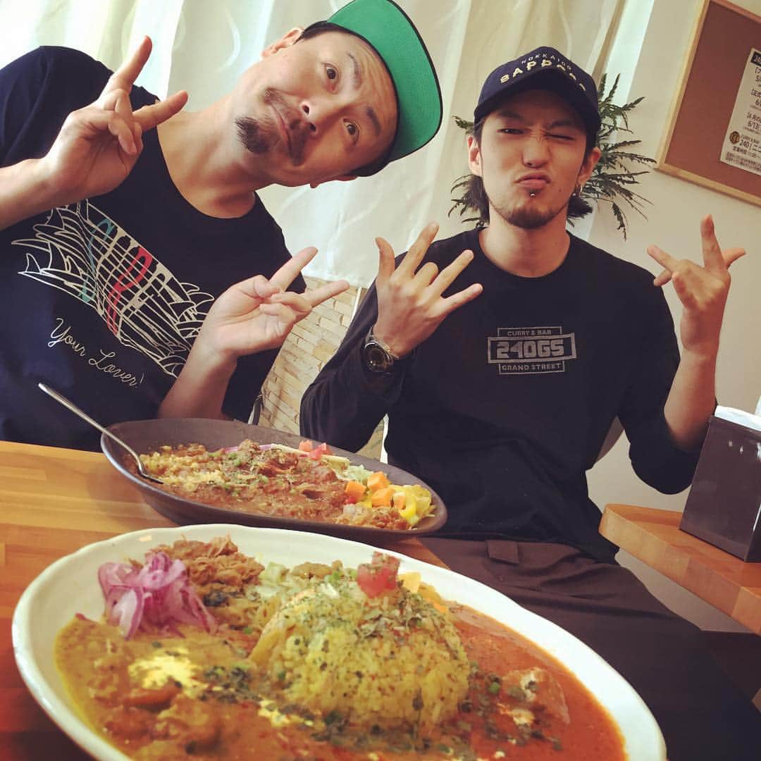 こーいちのインスタグラム：「今年の大作戦にも出てくれたLABRETのリョウスケとインド人風日本人のヨッシーがやってるCURRY & BAR 240(ニコヨン)に行ってカレー食べてきた。 結果、完璧だった。 ハマる予感。 皆も一度食べてみ。 マジ美味いから。  京都市上京区竹屋町下がる聚楽町863-25 朝田ビル1F  #ニコヨン #ニコヨンカレー」