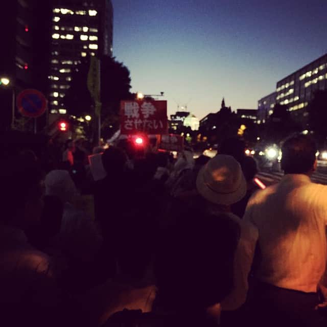 稲葉剛のインスタグラム：「国会に向かってデモ行進中！」